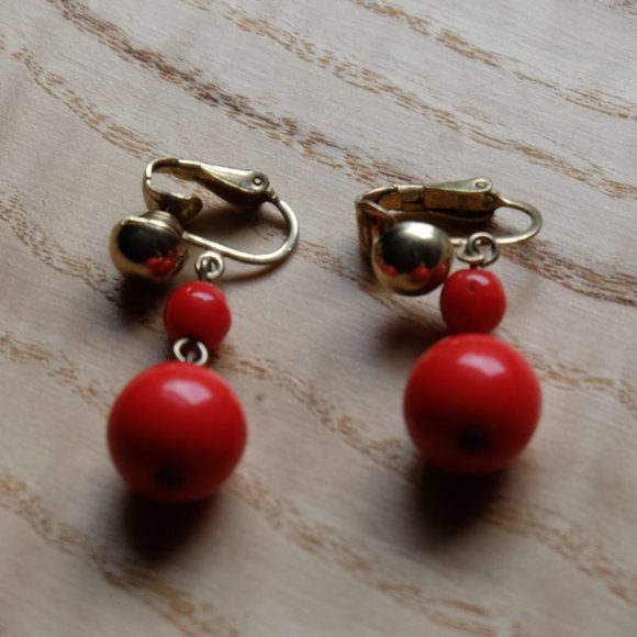Vintage Coral Red Clasp Clip-on Earrings - Picture 3 of 3
